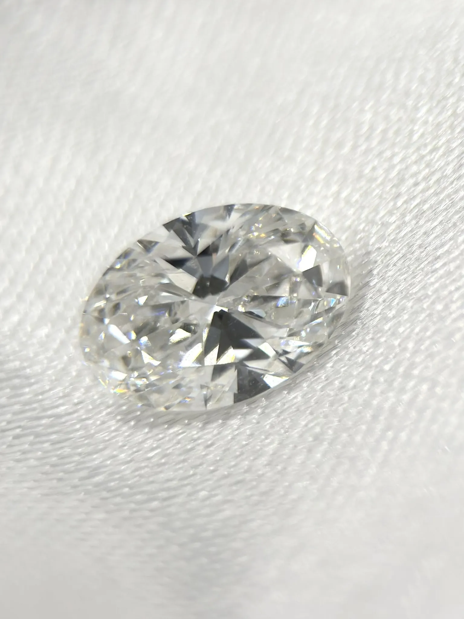 Oval brilliant lab-grown diamond, 1.05 carat, E color, VVS2 clarity